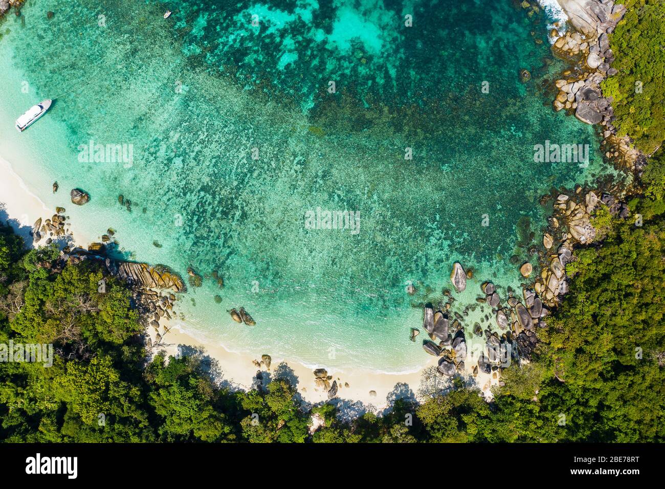 Luftaufnahme Drohne schoss Wellen des Ozeans, schönen tropischen Strand und felsige Küste und schönen Wald. Nga Khin Nyo Gyee Insel Myanmar. Tropische Meere Stockfoto