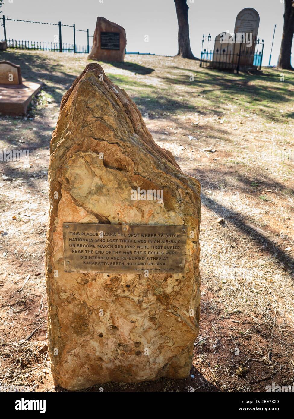 Pioneer Cemetery Plakette zum Gedenken an 76 holländische Staatsangehörige, die am 3. März 1942 bei einem japanischen Luftangriff auf fliegenden Booten im Hafen von Broome getötet wurden. Stockfoto