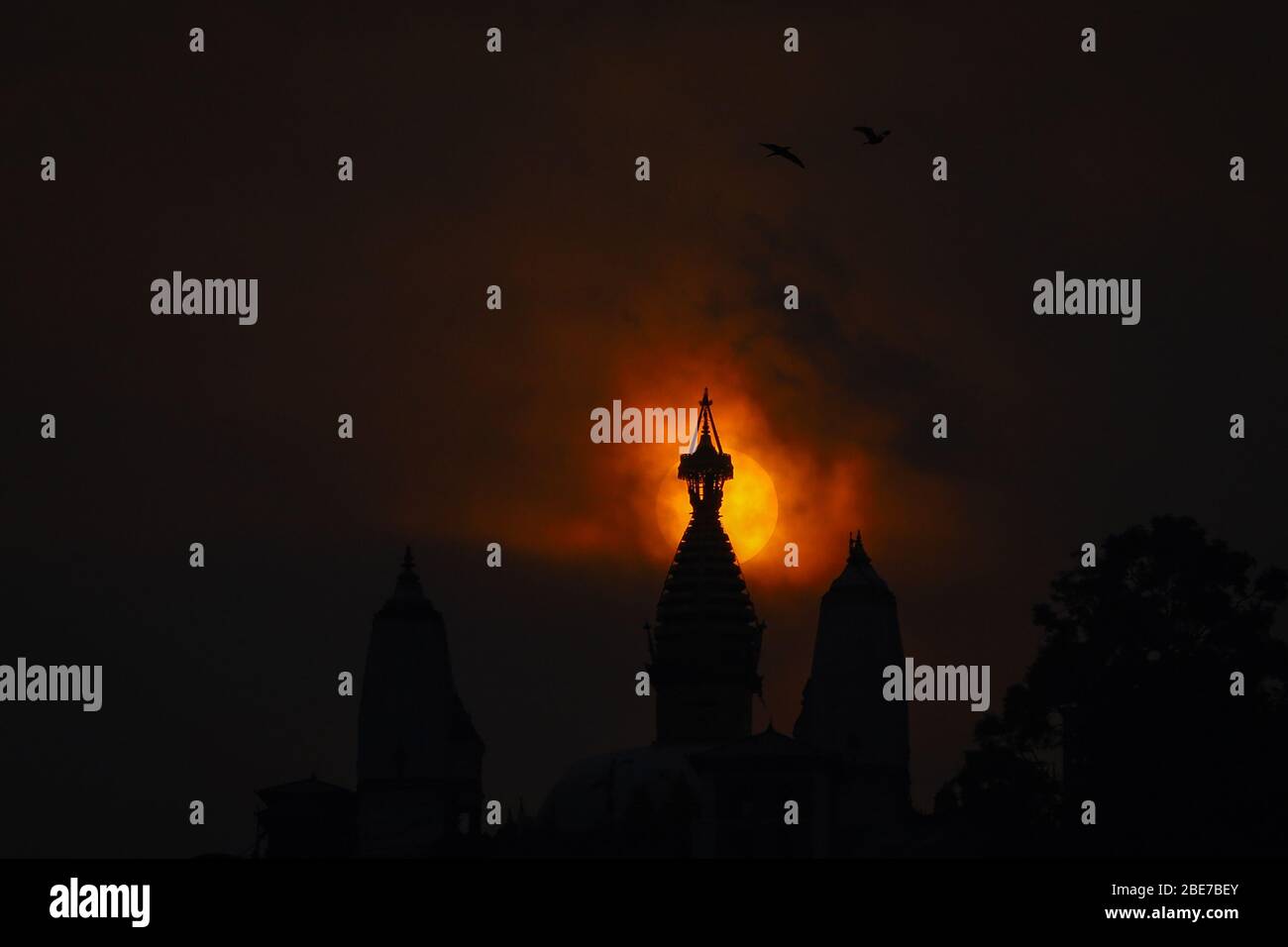 Kathmandu, Nepal. April 2020. Silhouette der Swayambhunath Stupa, UNESCO-Weltkulturerbe, beim letzten Sonnenuntergang im Jahr 2076 des nepalesischen Kalenders. Das Nepalesische Neujahr 2077 beginnt am 13. April 2020 inmitten einer landesweiten Notabsperrung gegen die fleischfressenden Kovid-19-Krankheiten. Quelle: SOPA Images Limited/Alamy Live News Stockfoto