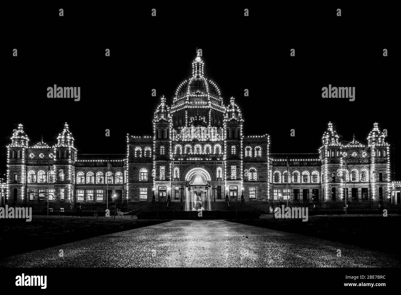 British Columbia Parlamentsgebäude im majestätischen Victoria Innenhafen Kanada während der Nacht Stockfoto