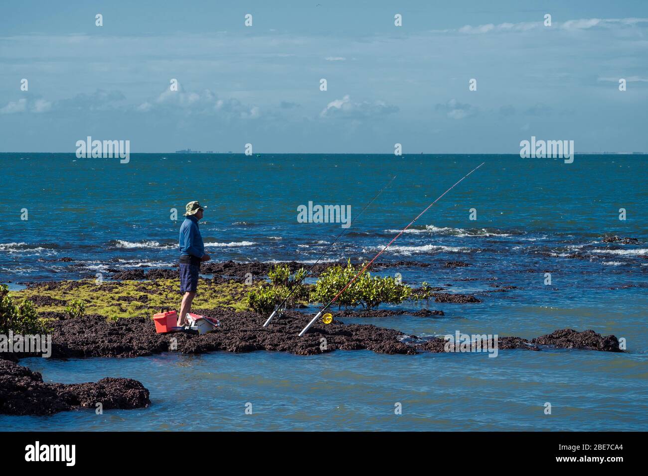 Man Felsfischen redcliffe queensland australien Stockfoto