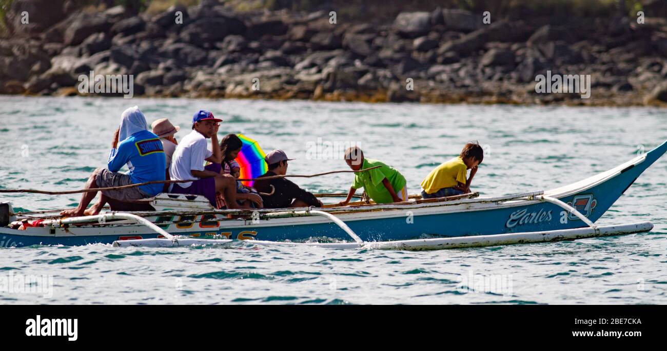 Fischer, die von Doppelausleger-Booten auf den Philippinen fischen Stockfoto
