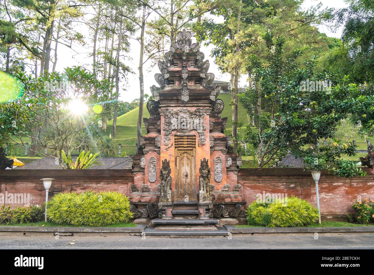 Balinesisches traditionelles Tor am Tirta Empul Heilwassertempel in Bali, Indonesien Stockfoto