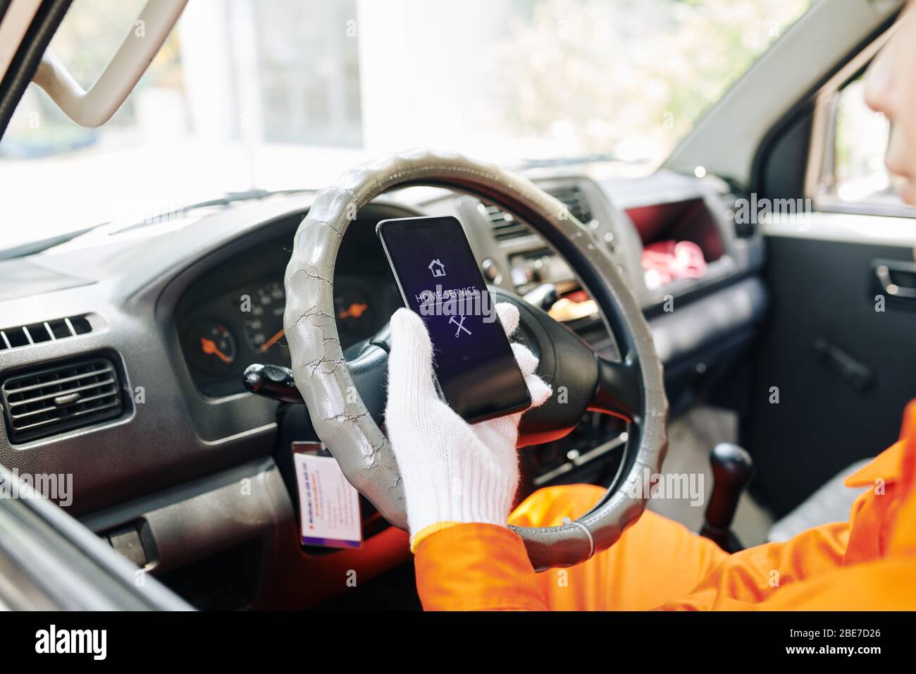 Umzug Service-Mitarbeiter Überprüfung neuer Anfragen über Anwendung auf dem Smartphone Stockfoto
