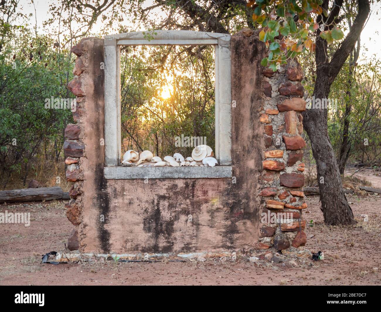 Gartenfenster mit Muscheln geschmückt, Goombaragin Eco Retreat, Dampier Peninsula, Kimberley, Western Australia Stockfoto