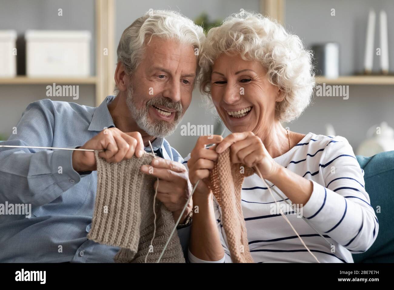 Glücklich ältere Frau und Mann stricken zusammen zu Hause Stockfoto