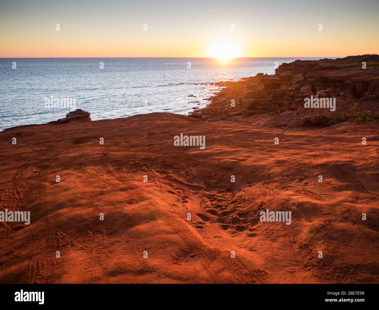 Sonnenuntergang im Indischen Ozean von den roten Pindan-Klippen von Reddell Beach, Broome, Kimberley, Westaustralien Stockfoto