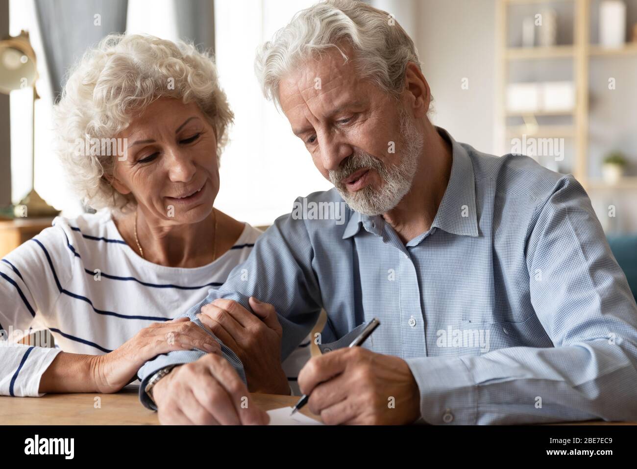 Glücklich Senior Paar Unterzeichnung rechtlichen Dokumenten, den Kauf Deal Stockfoto