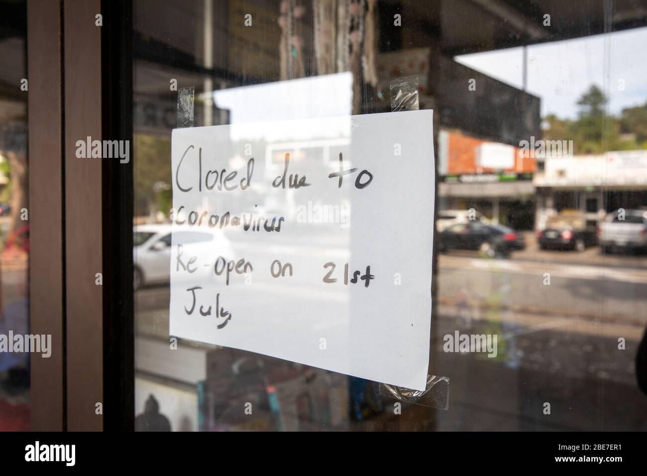 Shop erects hausgemachte Zeichen Beratung Shop wird bis 21. juli wegen Coronavirus, pessimistische Ansicht, Sydney, Australien geschlossen sein Stockfoto