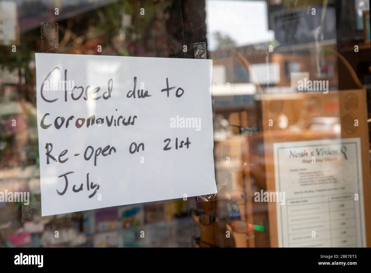 Shop erects hausgemachte Zeichen Beratung Shop wird bis 21. juli wegen Coronavirus, pessimistische Ansicht, Sydney, Australien geschlossen sein Stockfoto