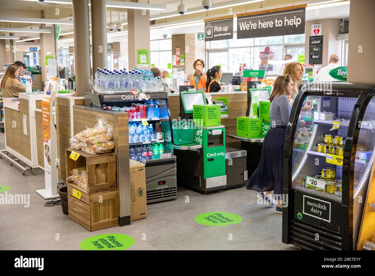 COVID-19 Ära selbst Kasse im woolworths Supermarkt in Sydney mit einigen Checkouts geschlossen und Bodenmarkierungen für soziale Distanzierung, Australien Stockfoto