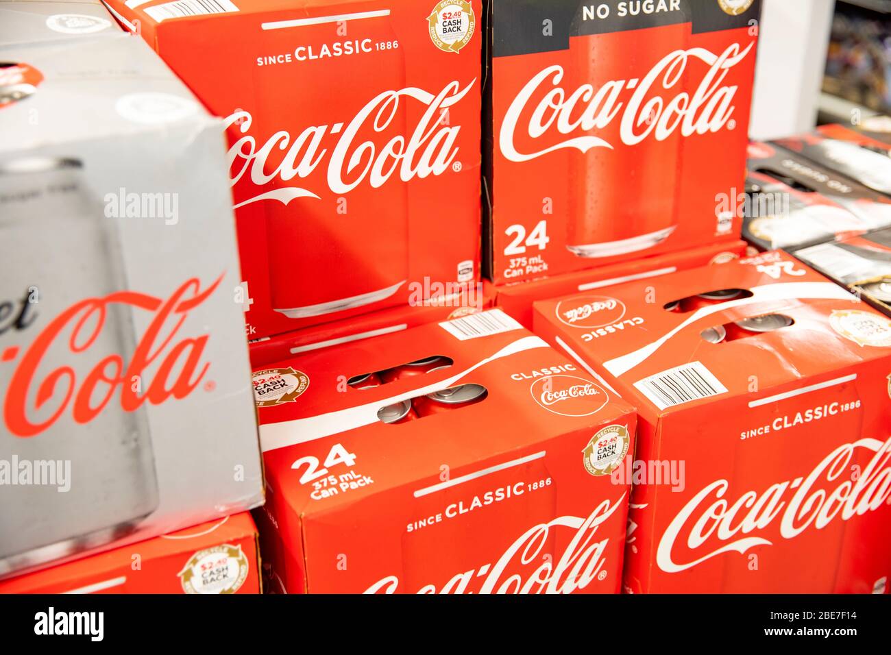 Cola und Cola Cola Cola Cola Cola in Kisten zum Verkauf in einem australischen Supermarkt Stockfoto