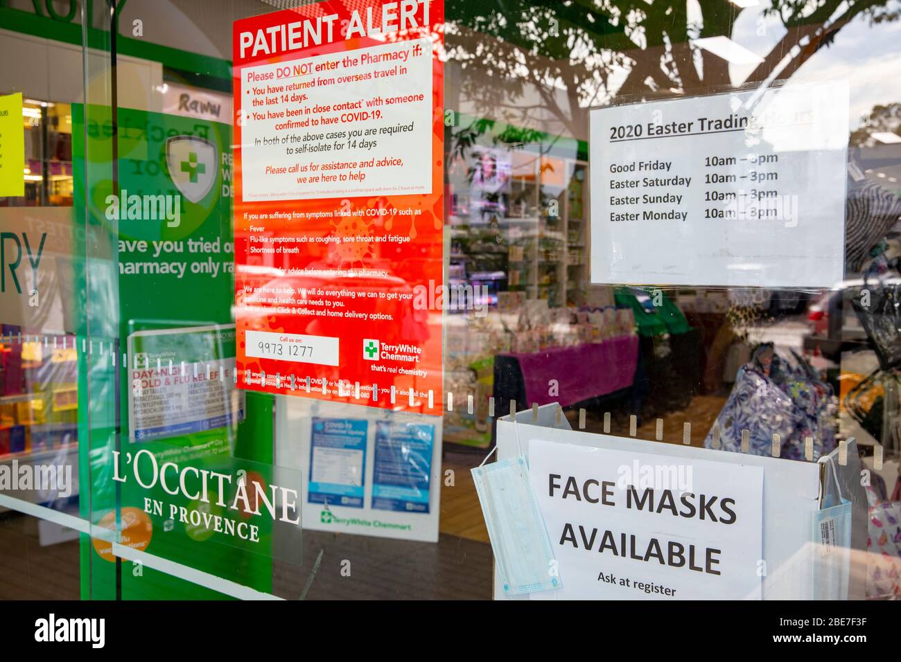 Sydney Chemiker COVID-19 Patient Alert Geben Sie nicht ein, wenn Unwohlsein und Gesichtsmasken zum Verkauf, Australien während Coronavirus Pandemie Stockfoto