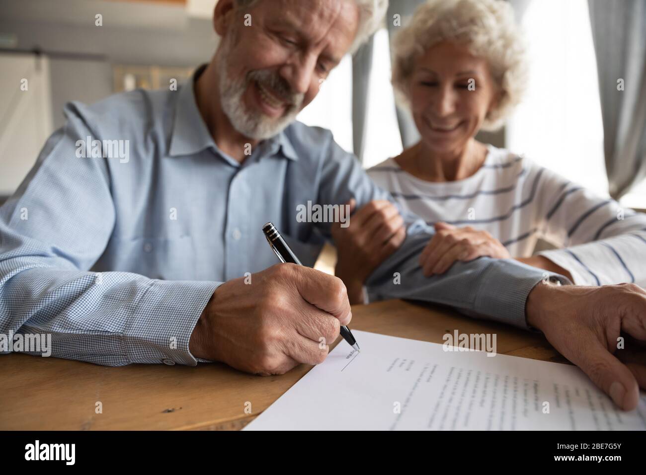 Nahaufnahme zufrieden ältere Paar Dokumente signieren, machen Deal Stockfoto