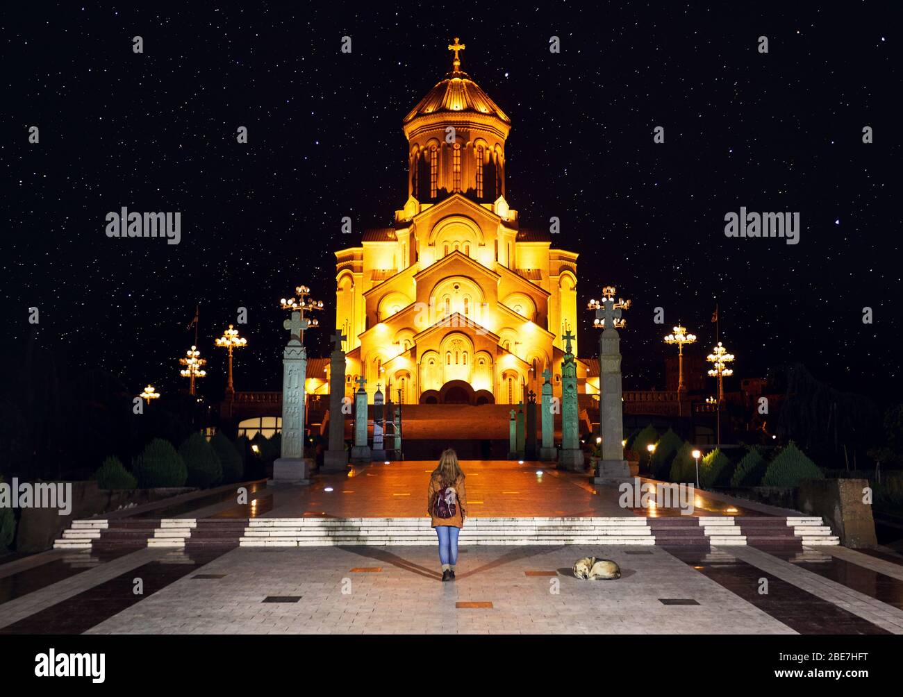 Die Frau in der Nähe der Heiligen Dreifaltigkeit Tsminda Sameba Kathedrale oder Kirche bei Nacht in Tiflis, Georgien Stockfoto