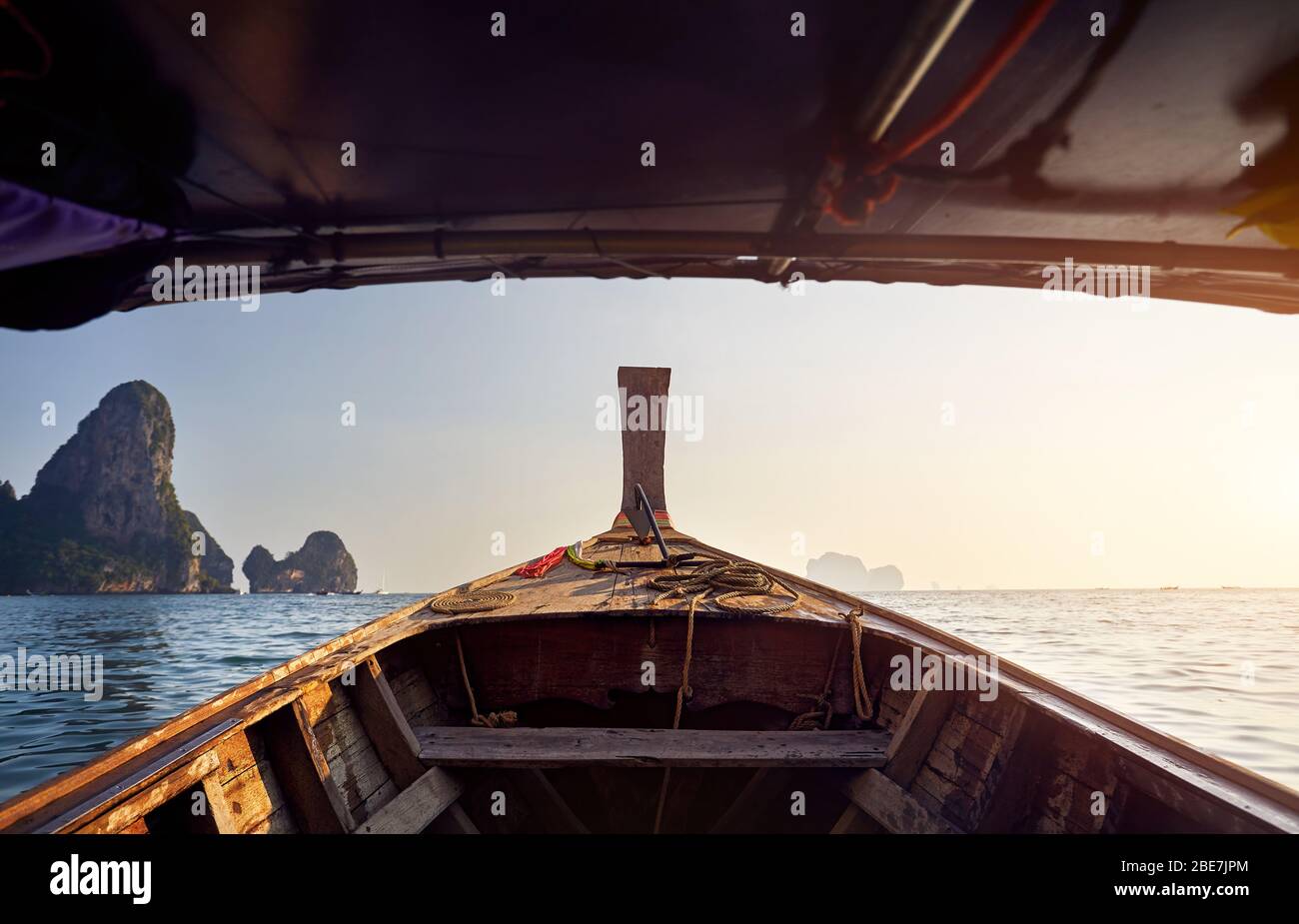 Kreuzfahrt bei Long Tail Boot mit Blick auf die tropischen Inseln bei Sonnenuntergang in der Andaman Sea, Thailand Stockfoto