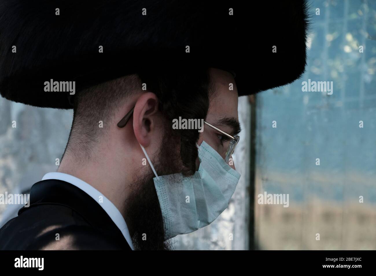 Ein ultra orthodoxer Jude, der Gesichtsmaske trägt, weil die COVID-19-Coronavirus-Pandemie in Mea Shearim als Ultra-orthodoxes Viertel in Jerusalem bezeichnet wurde. Stockfoto