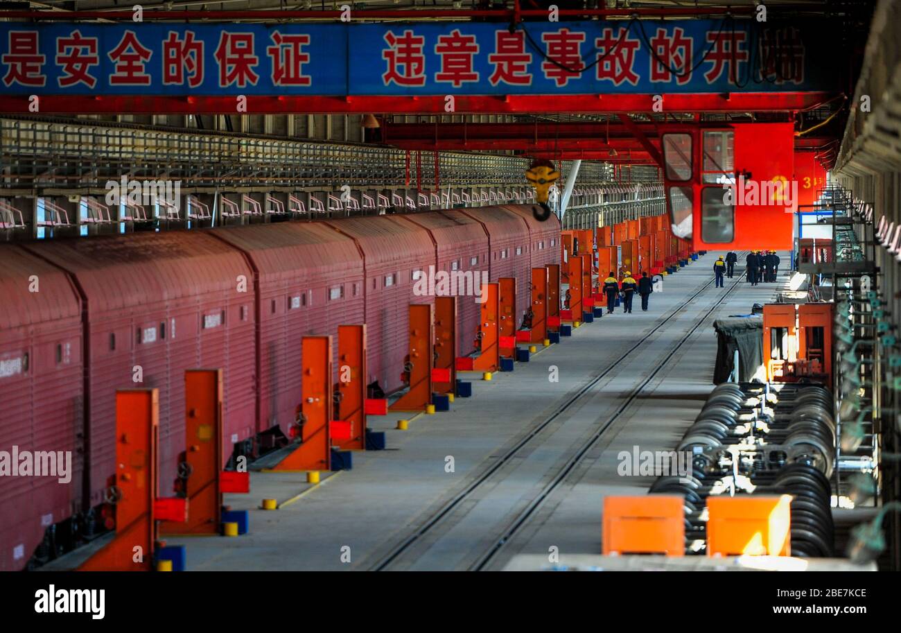 (200413) -- PEKING, 13. April 2020 (Xinhua) -- EIN mit Fahrzeugen beladener Grenzübergangszug betritt die Radersatzwerkstatt im Hafen von Erenhot in der Autonomen Region Innere Mongolei im Norden Chinas, 12. April 2020. Aufgrund unterschiedlicher Standards der Spurweite in verschiedenen Ländern mussten Züge, die mit Fahrzeugen beladen waren, in der Vergangenheit mit komplizierten Grenzübergängen fertig werden. Die Situation hat sich jetzt geändert. Mit dem Zug, der für den Transport von Fahrzeugen mit abnehmbaren Drehgestelle und Kupplungen spezialisiert ist, können Züge mit Fahrzeugen beladen den Erenhot Hafen ohne Entladung und r passieren Stockfoto