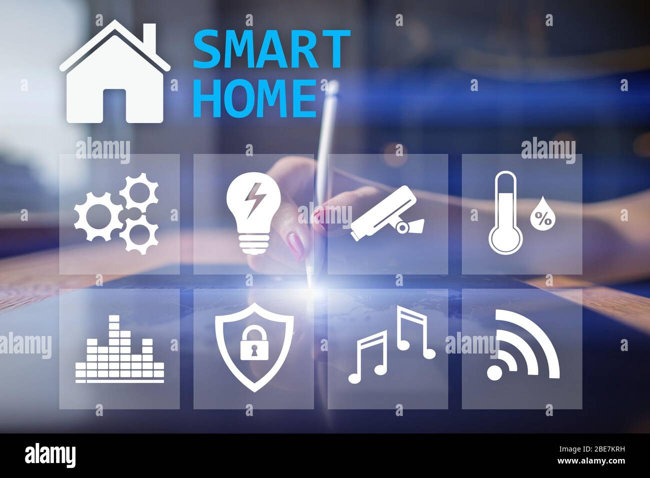 Smart Home digitale Schnittstelle auf virtuellen Bildschirm. Internet- und Automatisierungstechnik Konzept Stockfoto