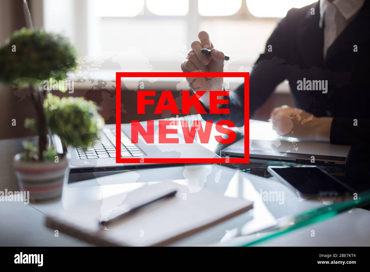 Falsche Nachrichtenwarnung auf dem virtuellen Bildschirm Stockfoto
