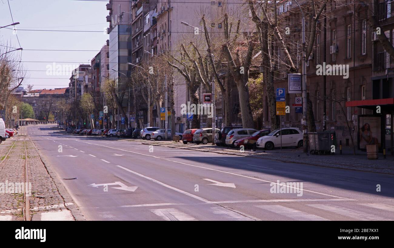 (200413) -- BELGRAD, 13. April 2020 (Xinhua) -- eine leere Straße wird am 12. April 2020 in der Innenstadt von Belgrad, Serbien, gesehen. Wegen des Ausbruchs der COVID-19 wurde in Belgrad eine Ausgangssperre für das Wochenende eingeleitet. (Foto von Nemanja Cabric/Xinhua) Stockfoto