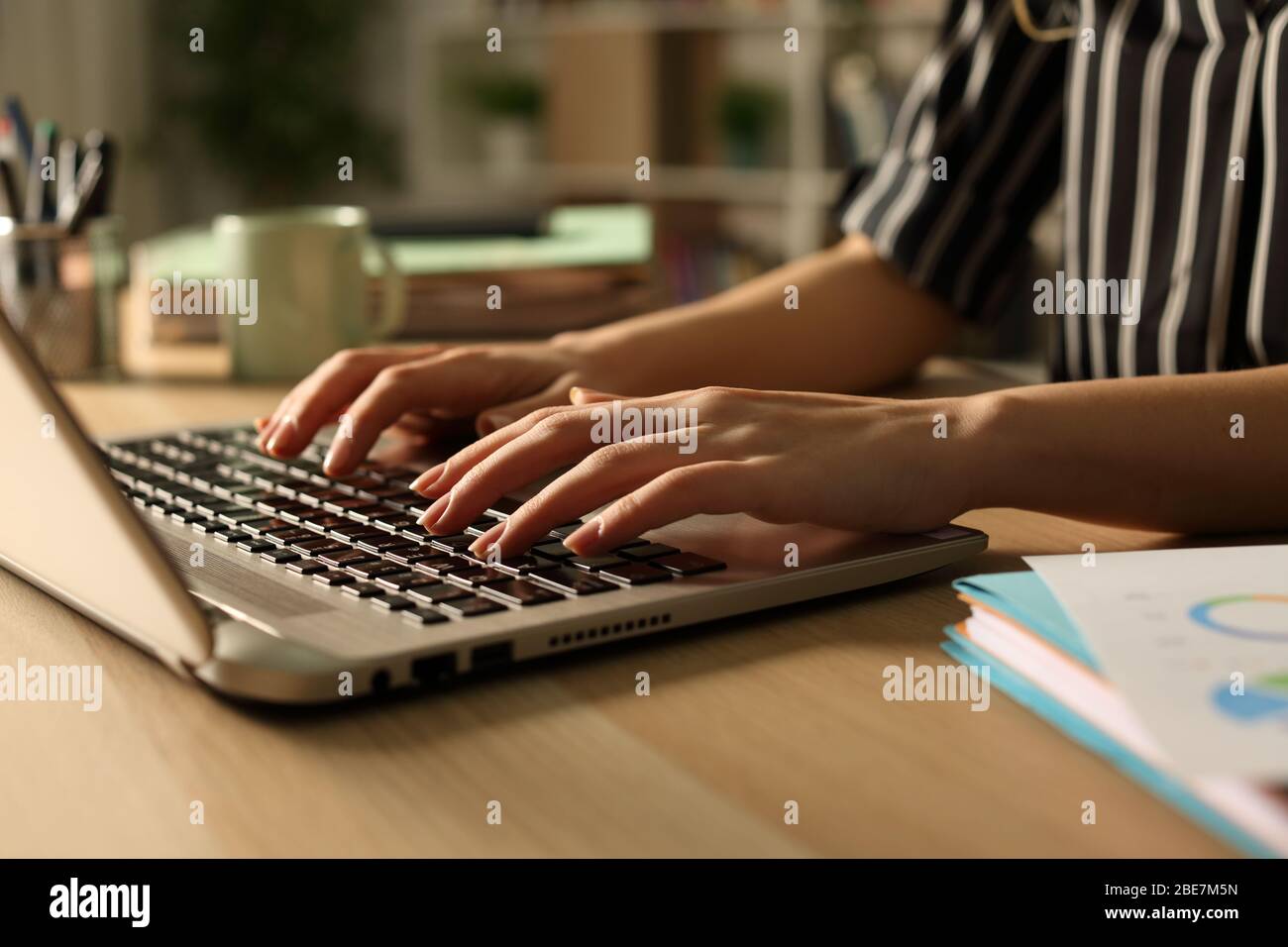 Nahaufnahme der Unternehmer Hände arbeiten auf Laptop sitzen auf einem Schreibtisch in der Nacht im Home Office Stockfoto