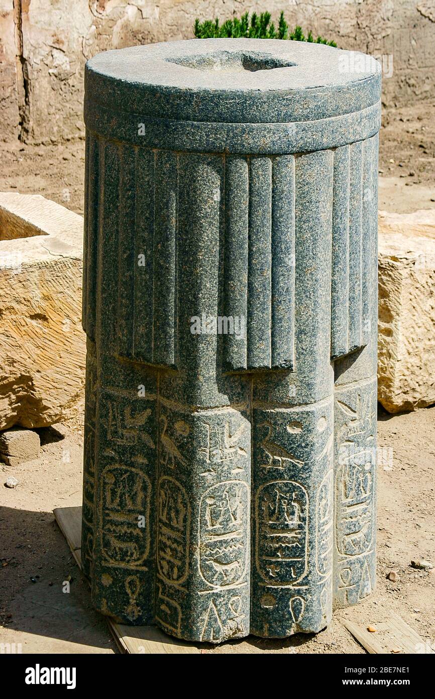 Ägypten, Kairo, Heliopolis, Freilichtmuseum, Obelisken-Park. Säulenstück, mit König Merenptah Kartuschen. Stockfoto