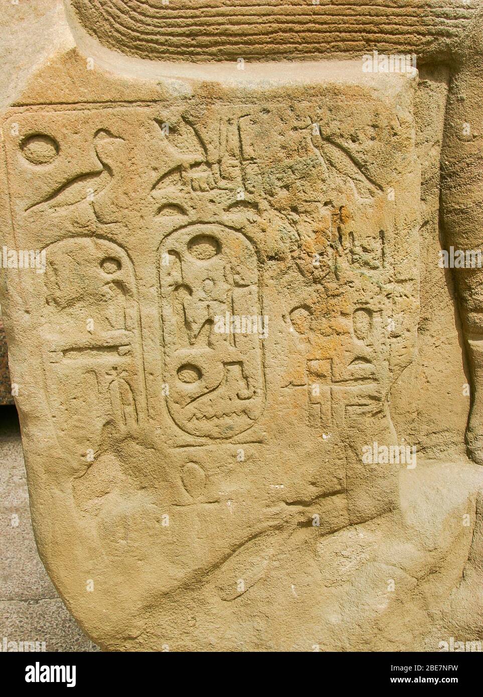Ägypten, Kairo, Heliopolis, Freilichtmuseum, Obelisk Park. Statue mit einer seltenen Inschrift über 'Nehebkaou, der im großen Tempel lebt'. Stockfoto