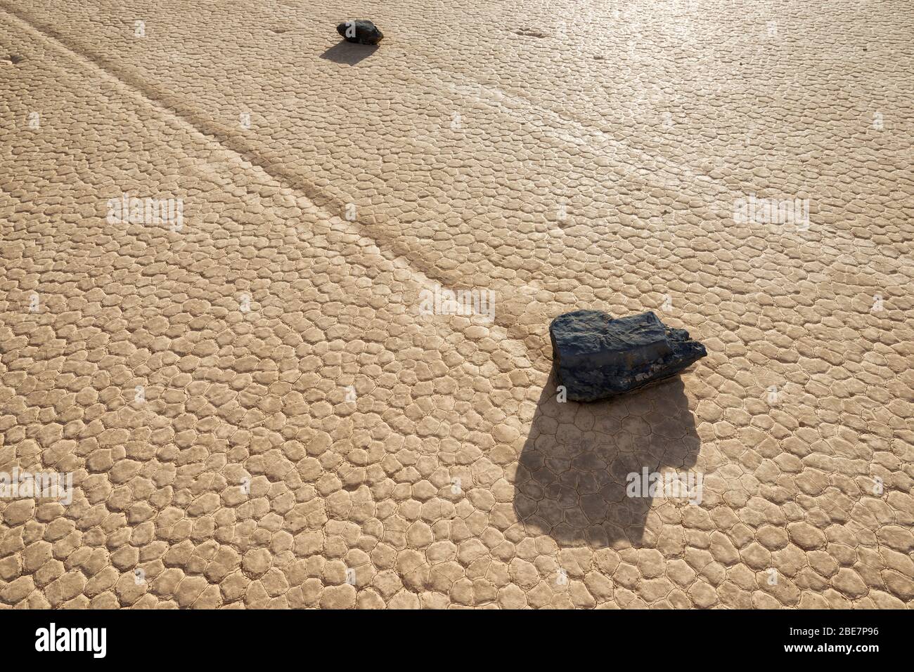 Bewegte Felsen hinterlassen Spuren auf der Racetrack Playa im Death Valley National Park, Kalifornien, USA. Stockfoto