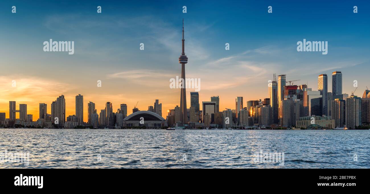 Toronto Skyline Panorama bei Sonnenuntergang - Toronto, Ontario, Kanada. Stockfoto