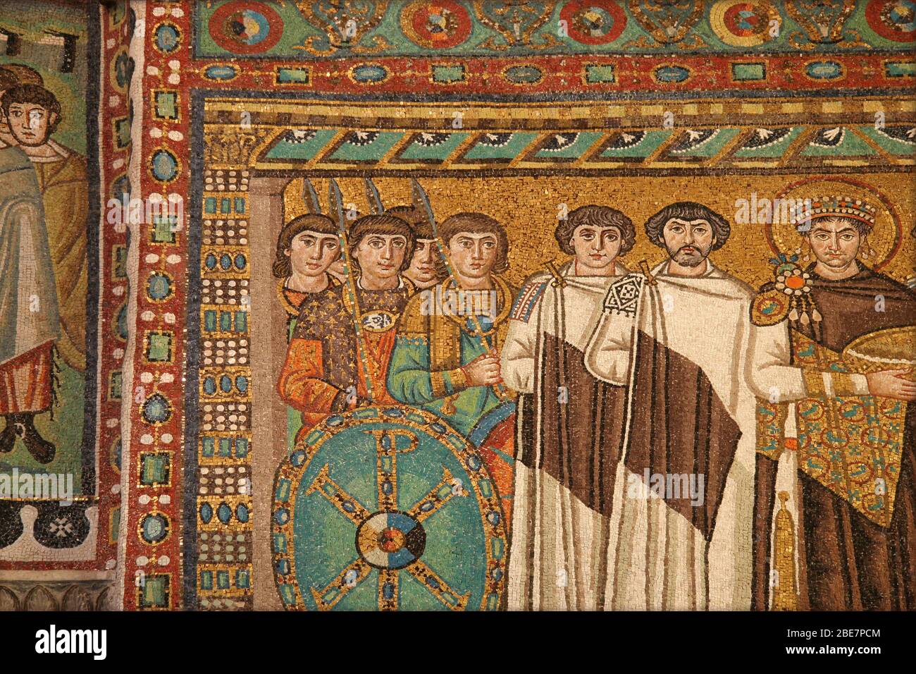 Italien. Ravenna. Basilika San Vitale. Byzantinische römische Mosaiken. Tafel von Justinian I. mit Soldaten. 6. Jahrhundert. Stockfoto
