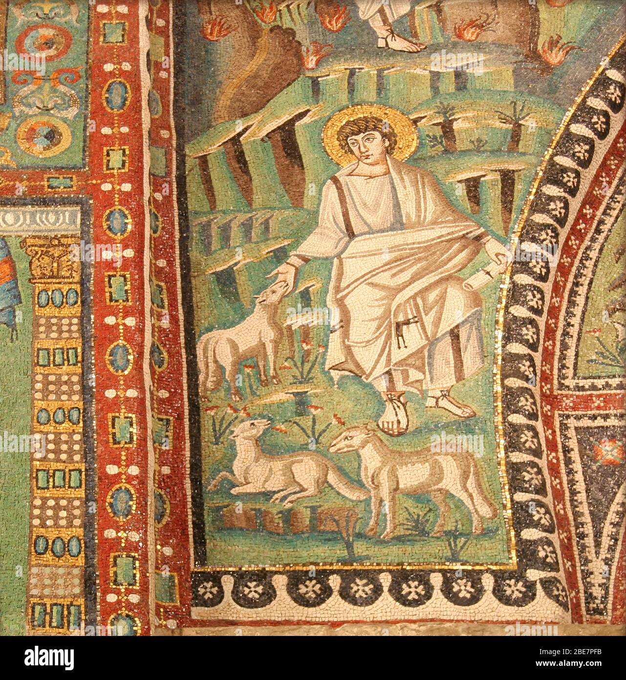 Italien. Ravenna. Basilika San Vitale. Byzantinische römische Mosaiken. 6. Jahrhundert. Moses und Hirte. Presbyterium. Stockfoto