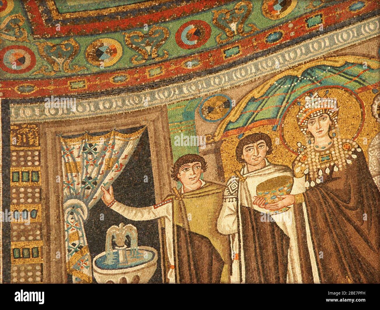 Italien. Ravenna. San Vitale. Byzantinische römische Mosaiken. Kaiserin Theodora und Eunuchen.6. Jahrhundert. Stockfoto