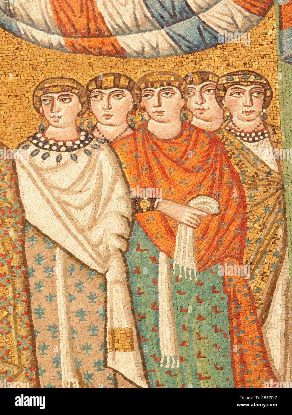 Italien. Ravenna. San Vitale. Byzantinische römische Mosaiken. Panel Kaiserin Theodora. Gruppe von Hoffrauen. 6. Jahrhundert. Stockfoto