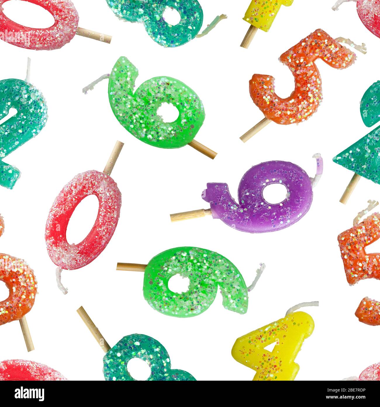 Nahtlose Muster von verschiedenen Anzahl Kerzen auf weißem Hintergrund isoliert; Stockfoto