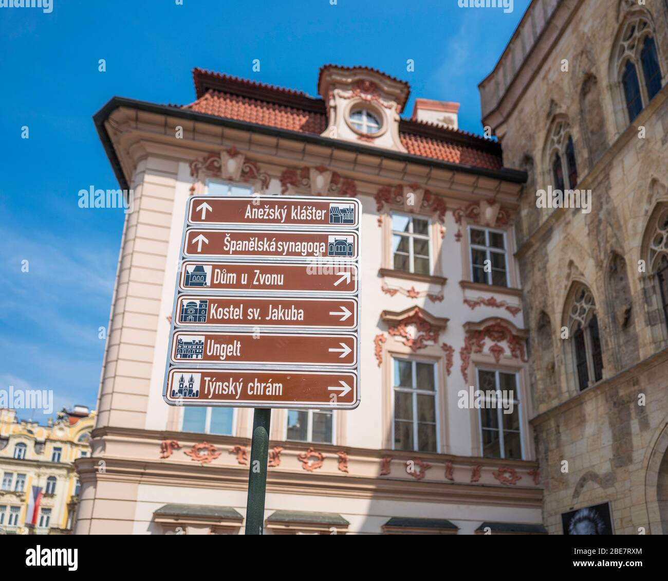 Der Wegweiser auf dem Altstädter Ring von Prag, Tschechische Republik, weist auf eine Reihe von Sehenswürdigkeiten in der Altstadt hin. Stockfoto