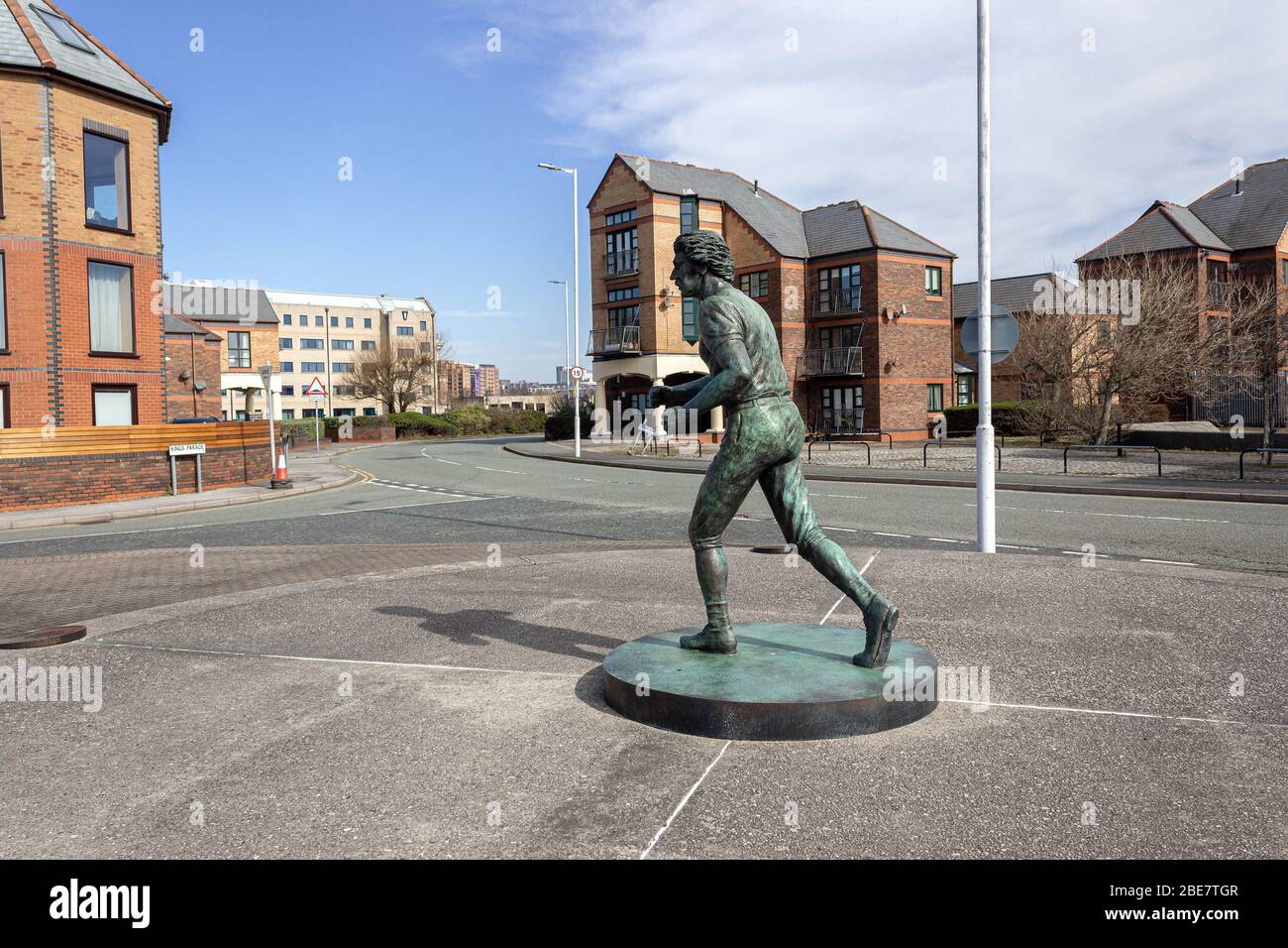 John Hulley Skulptur, Liverpools erster Olympionike, von Tom Murphy, Kings Parade, Liverpool Stockfoto