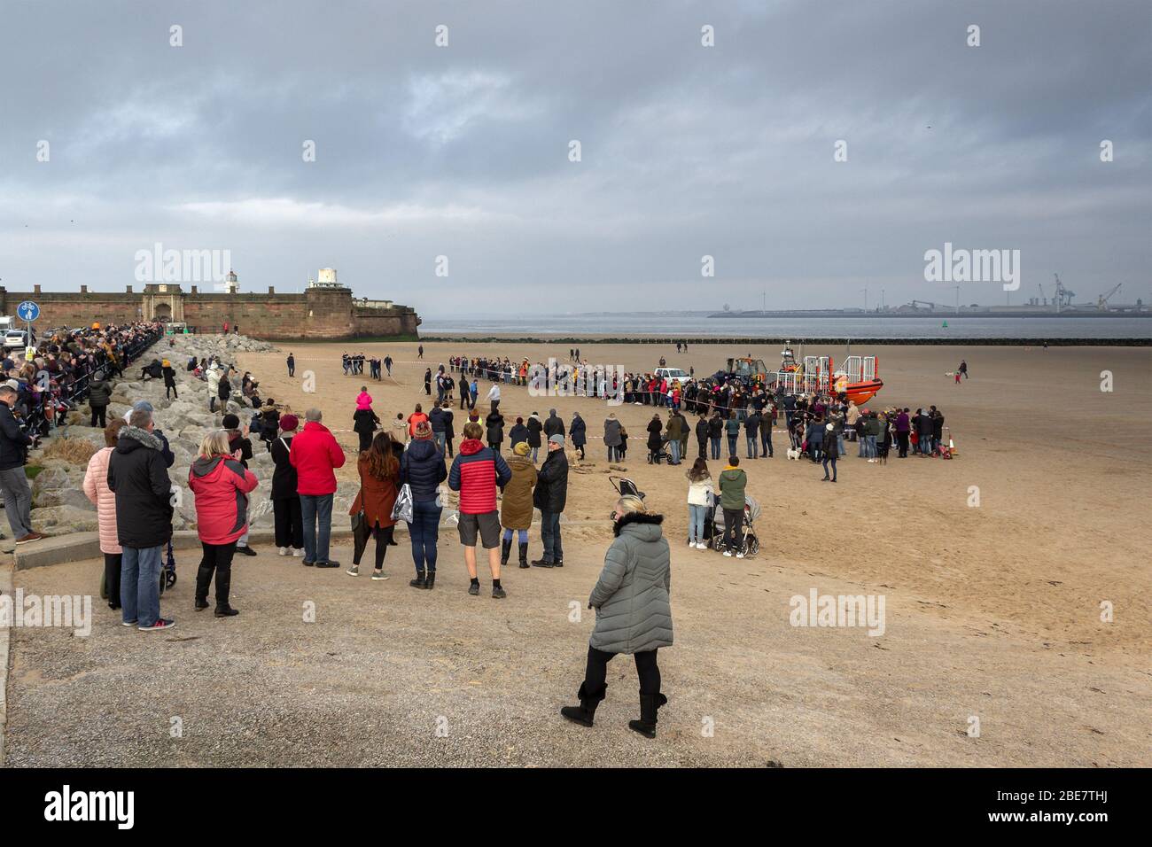 Zuschauer bei der jährlichen RNLI Tug-of-war Charity-Veranstaltung, New Brighton Beach, Wallasey Stockfoto