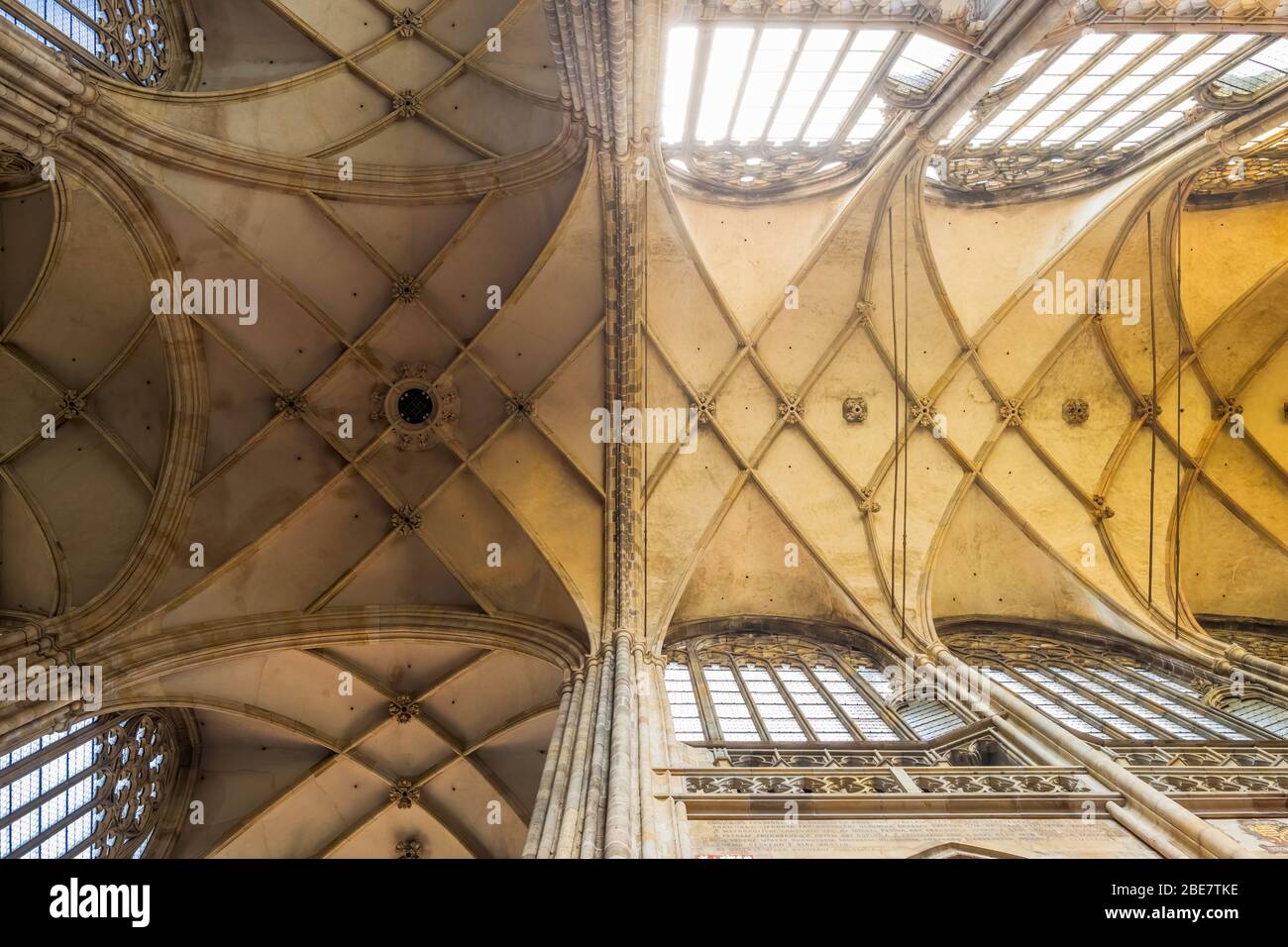 Die von Peter Parler entworfenen Diagonalrippenpaare bilden ein Netz aus ineinandergreifenden Rippen in der Gewölbedecke des Veitsdoms in Prag, Tschechien. Stockfoto