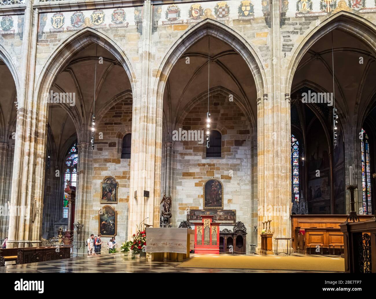 Die Alte Sakristei und die gotischen Bögen im Inneren der St. Veits-Kathedrale, Prag, Tschechische Republik. Stockfoto
