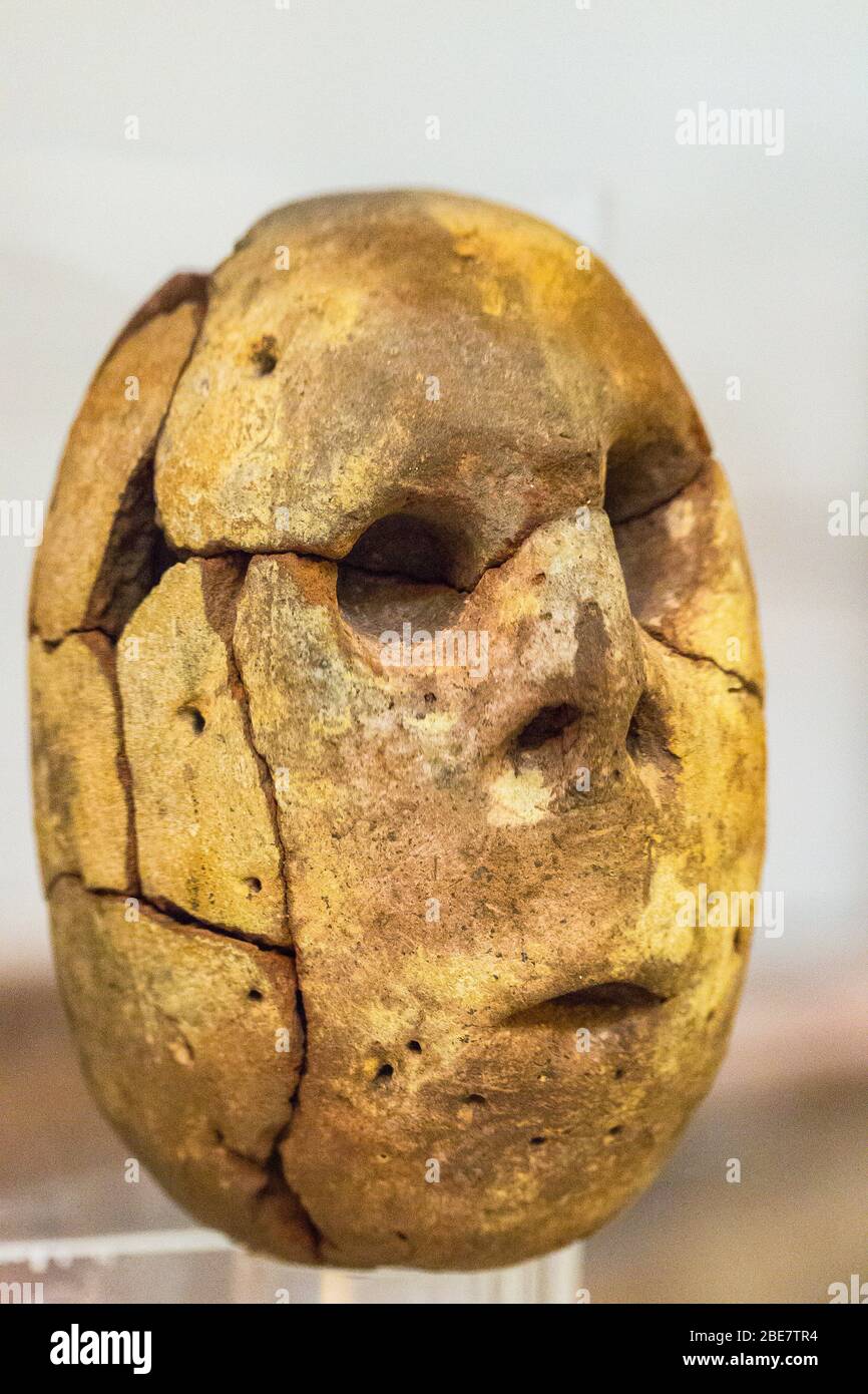 Ägypten, Kairo, Ägyptisches Museum, ein bemalter Tonkopf eines Idols. Prädynastische, maadi Kultur, gefunden in Merimde Beni Salame. Stockfoto