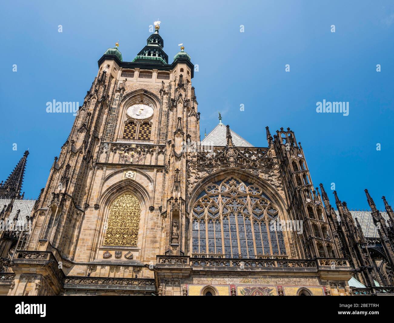 Auf der Südseite der St.-Veits-Kathedrale in der Prager Burg befinden sich der Glockenturm Renasissance und das Goldene Portal. Prag, Tschechische Republik. Stockfoto