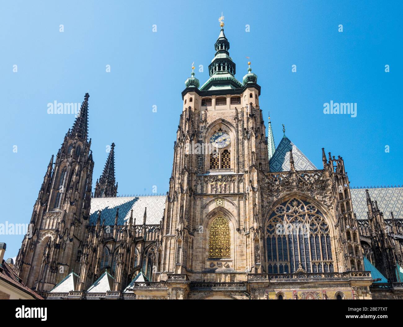 Auf der Südseite der St.-Veits-Kathedrale in der Prager Burg befinden sich der Glockenturm Renasissance und das Goldene Portal. Prag, Tschechische Republik. Stockfoto