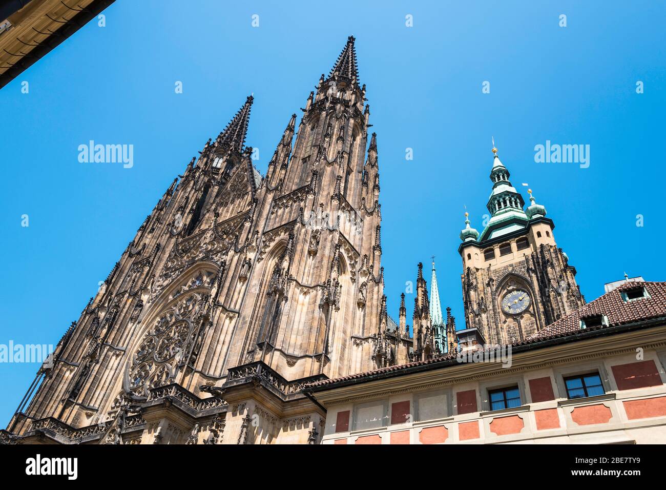 Die Westfront der St. Veits-Kathedrale, in der Prager Burg. Das Rosenfenster zeigt Szenen aus der Schöpfung. Prag, Tschechische Republik. Stockfoto