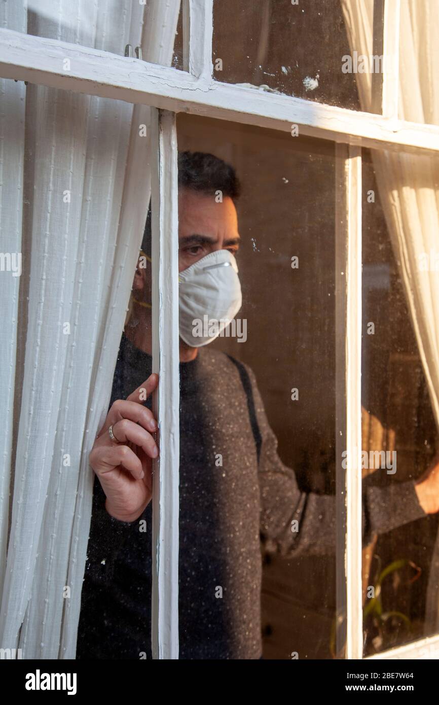 Mann mit Maske im Innen - Coronavirus2020 Stockfoto