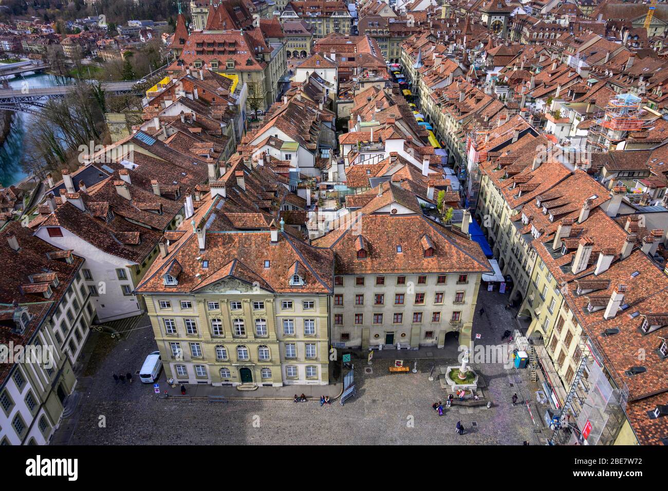 Blick vom Berner Münster auf den Münsterplatz und die roten Ziegeldächer der Häuser im historischen Zentrum der Altstadt, Blick auf die Stadt, Inner Stockfoto