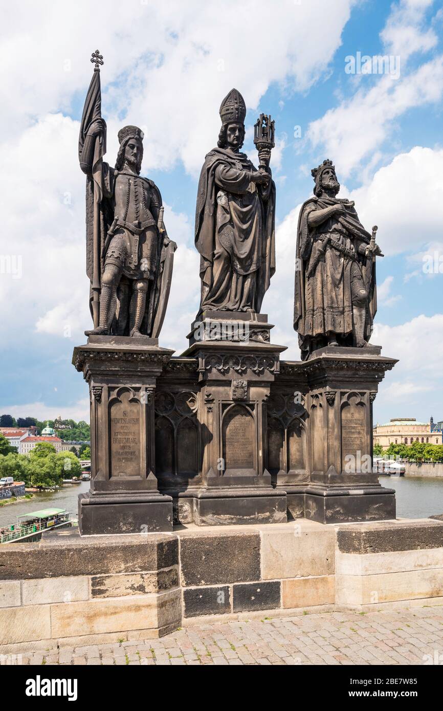 Statuen der Heiligen Norbert, Wenzel und Sigismund, Freiluft-Skulpturen von Josef Max auf der Karlsbrücke, Prag, Tschechien. Stockfoto