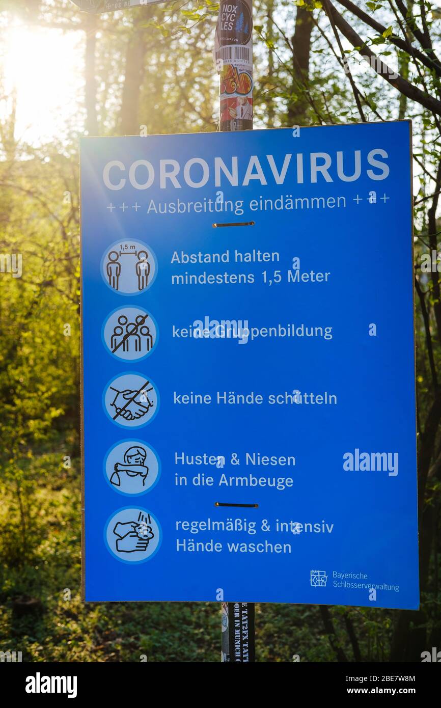 Informationsschild, Regeln für die Eindämmung des Coronavirus, englischer Garten, München, Oberbayern, Bayern, Deutschland Stockfoto