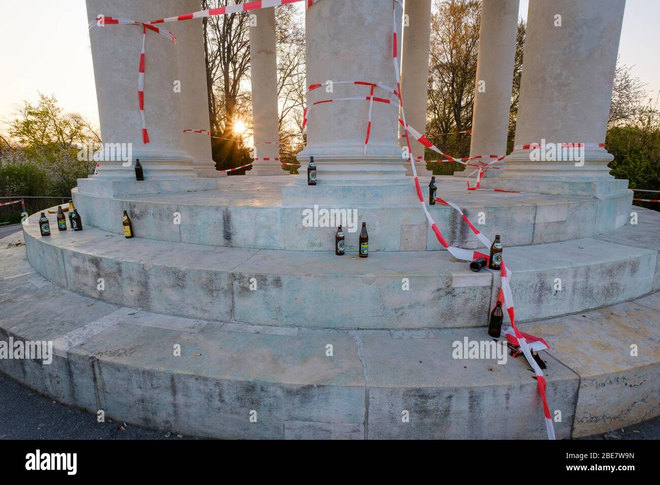 Barrier Tapes und leere Bierflaschen bei Monopteros, Sonnenaufgang nach der Corona Party, englischer Garten, München, Oberbayern, Bayern, Deutschland Stockfoto