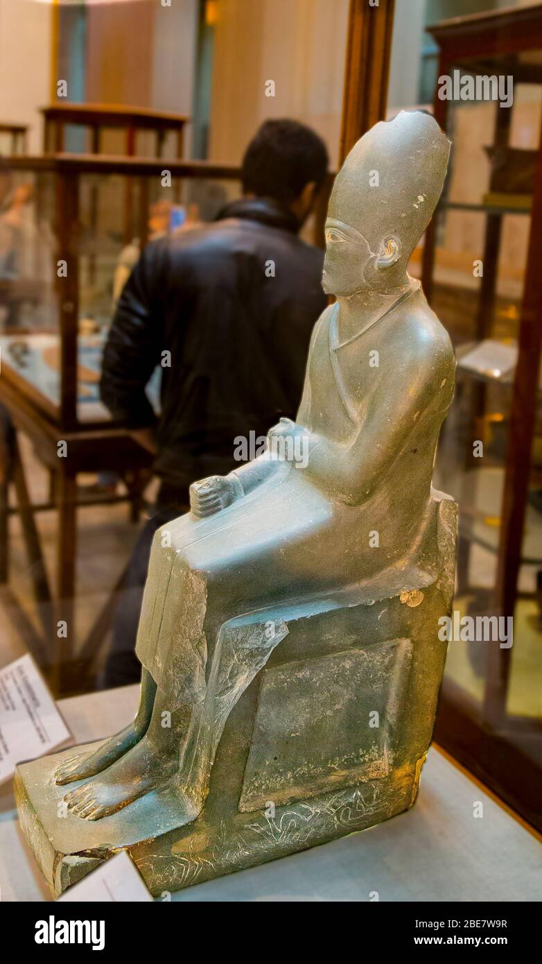 Kairo, Ägyptisches Museum, Statue des Königs Khasekhemui, in Hierakonpolis Tempel gefunden. Er trägt ein Tuch im Zusammenhang mit dem König Regeneration Fest (heb SED). Stockfoto